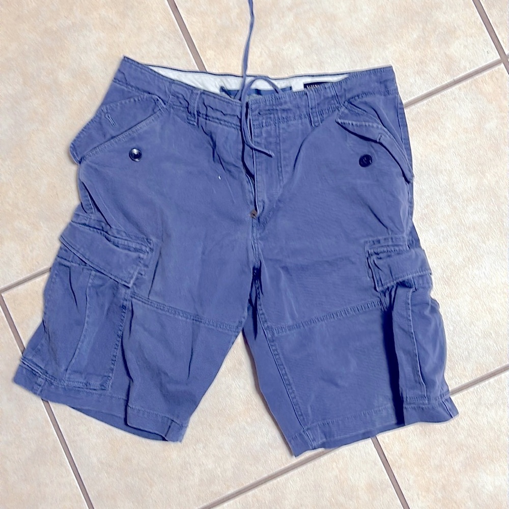Put your stash in the roomy pockets of these BR cargo shorts. 32 waist.